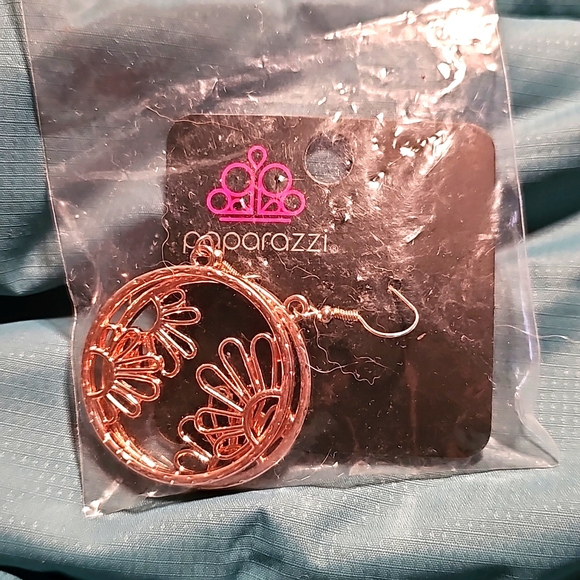 Paparazzi: Demurely Daisy, Rose Gold Earrings - Picture 1 of 4